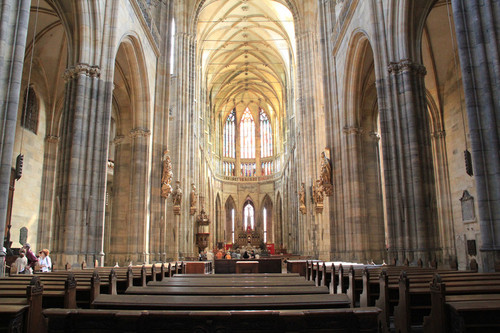 位于布拉格的宫殿 布满了石柱（图源：blog.163.com）