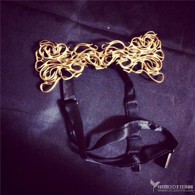 每位伴郎都佩戴3D打印的领结