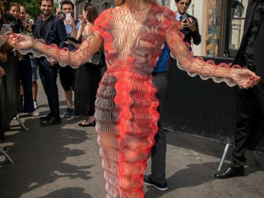 席琳·迪翁现身巴黎时装周，身穿3D打印长裙未来感十足